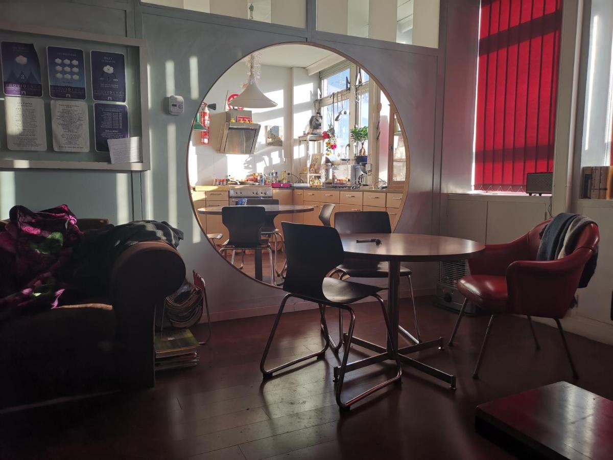 Ghostel 1St - Aventure Alternative - Guest House - Arts-Factory-Experience - For Artists, Makers And Open Minds - Attention, We Are Not A Hotel And Are Not Adapted For Everybody - Read Host Warnings Before Reservation - Www,Providence,Be Asbl Charleroi Eksteriør billede
